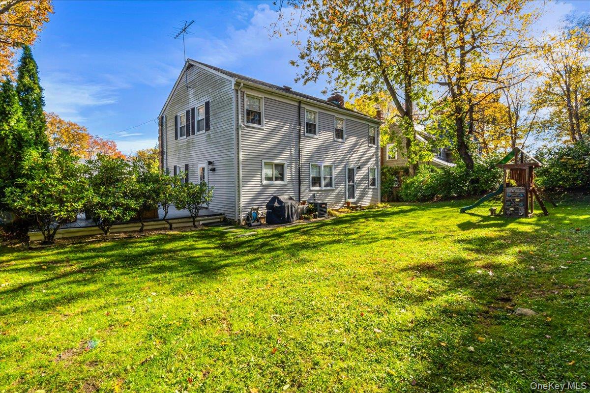 53 Stuart Place Manhasset, NY 11030 - Photo 28 of 32 a front view of house with garden