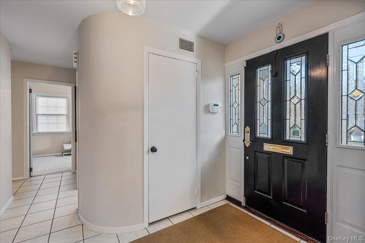 53 Stuart Place Manhasset, NY 11030 - Photo 5 of 32