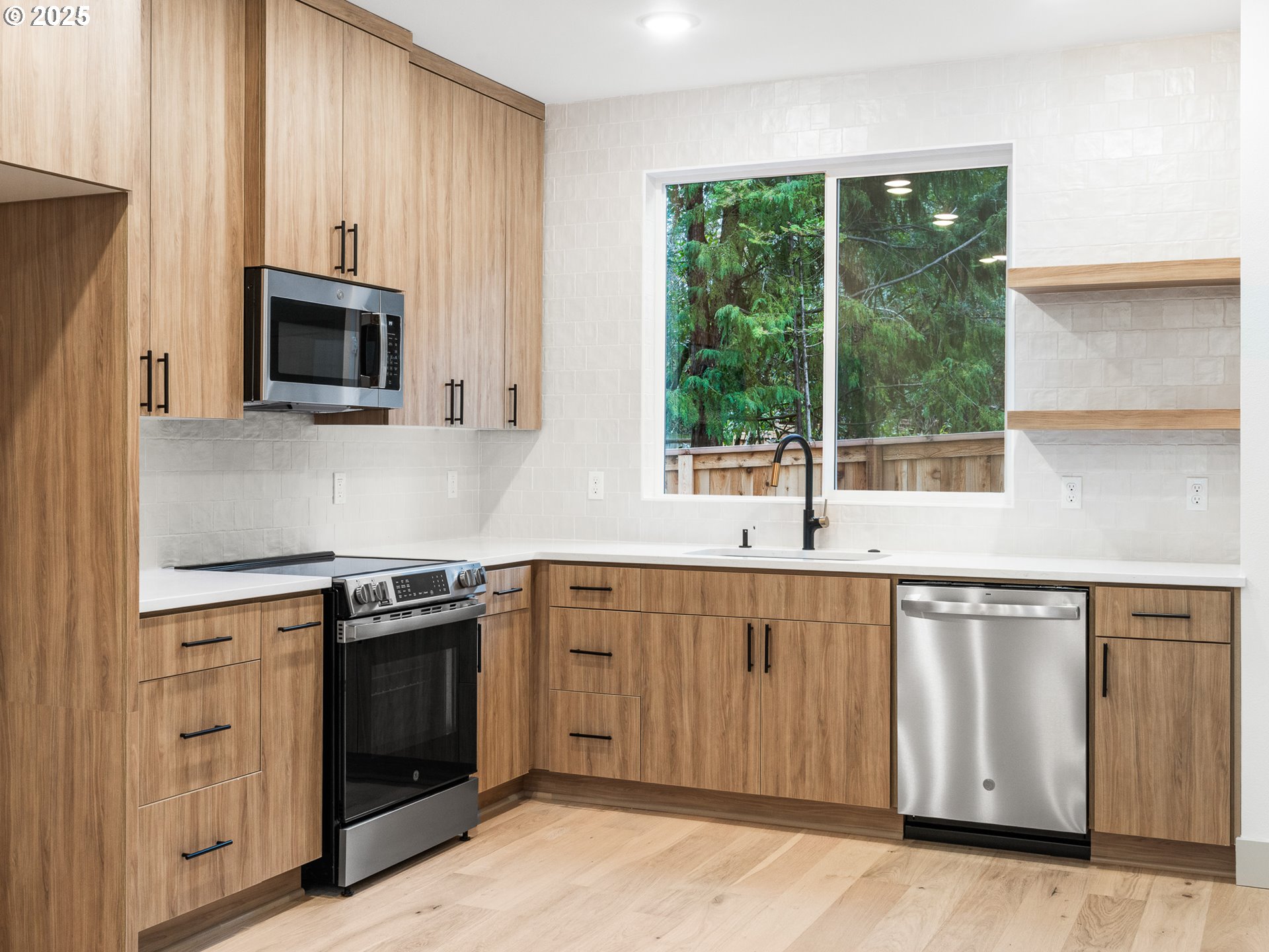 5211 Southwest Vacuna Street Portland, OR 97219 - Photo 5 of 17