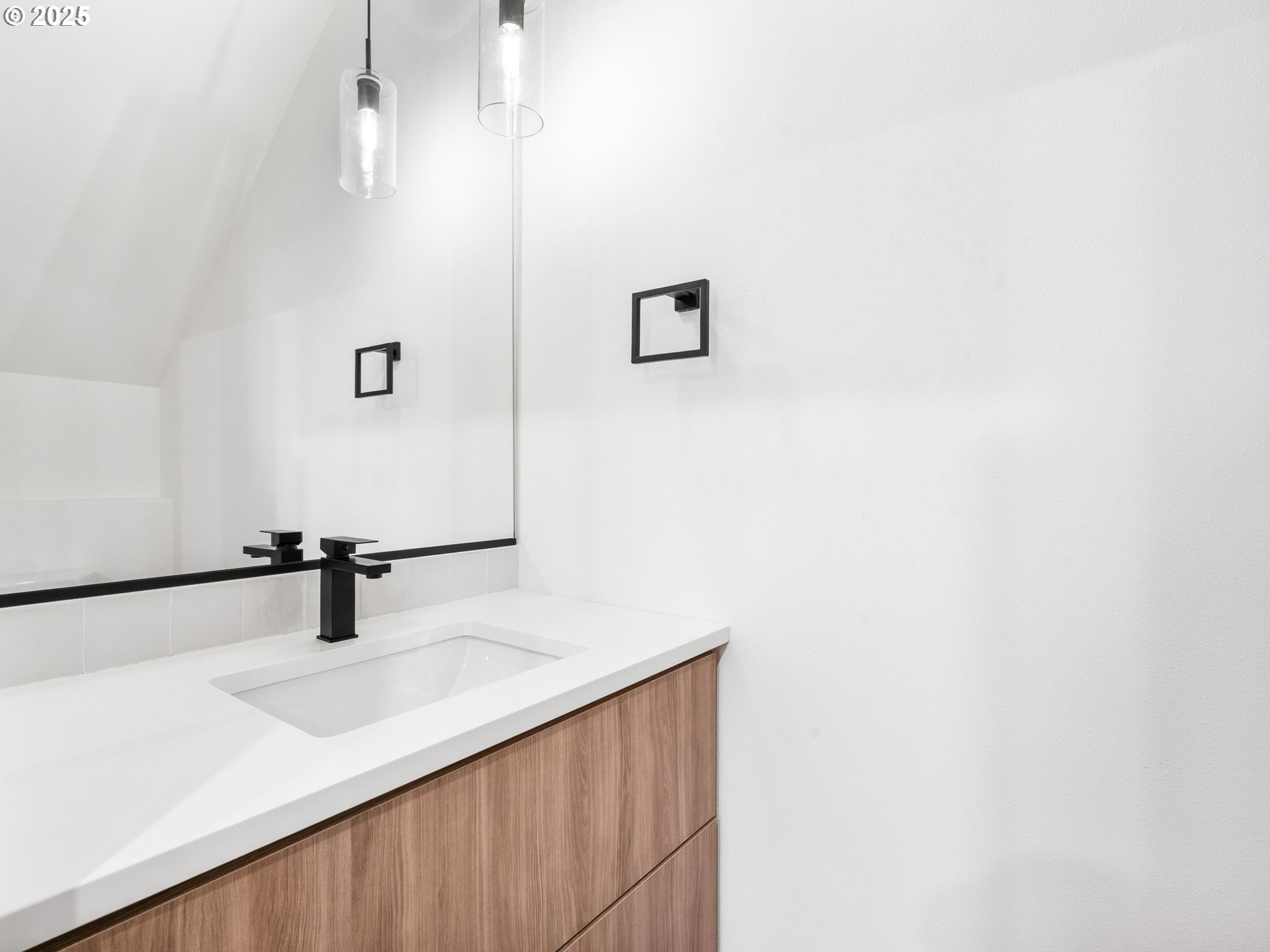 5211 Southwest Vacuna Street Portland, OR 97219 - Photo 7 of 17