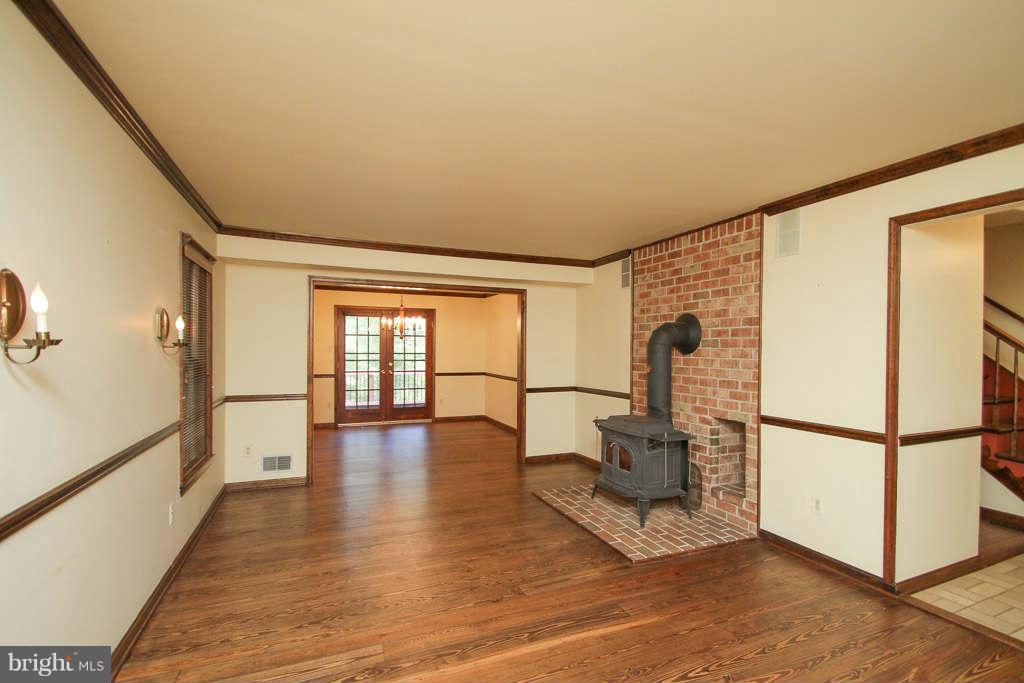 10162 Wesley Chapel Road Marshall, VA 20115 - Photo 18 of 30 Living Room