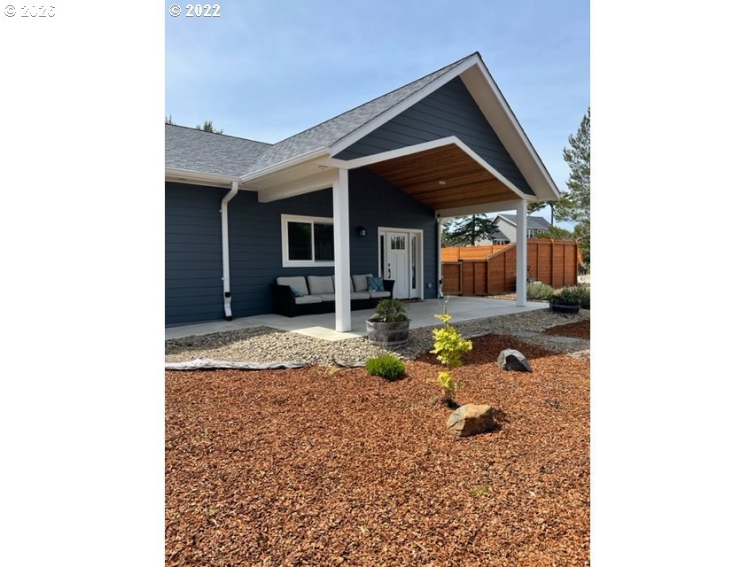 88051 Lake Point Drive Florence, OR 97439 - Photo 2 of 29