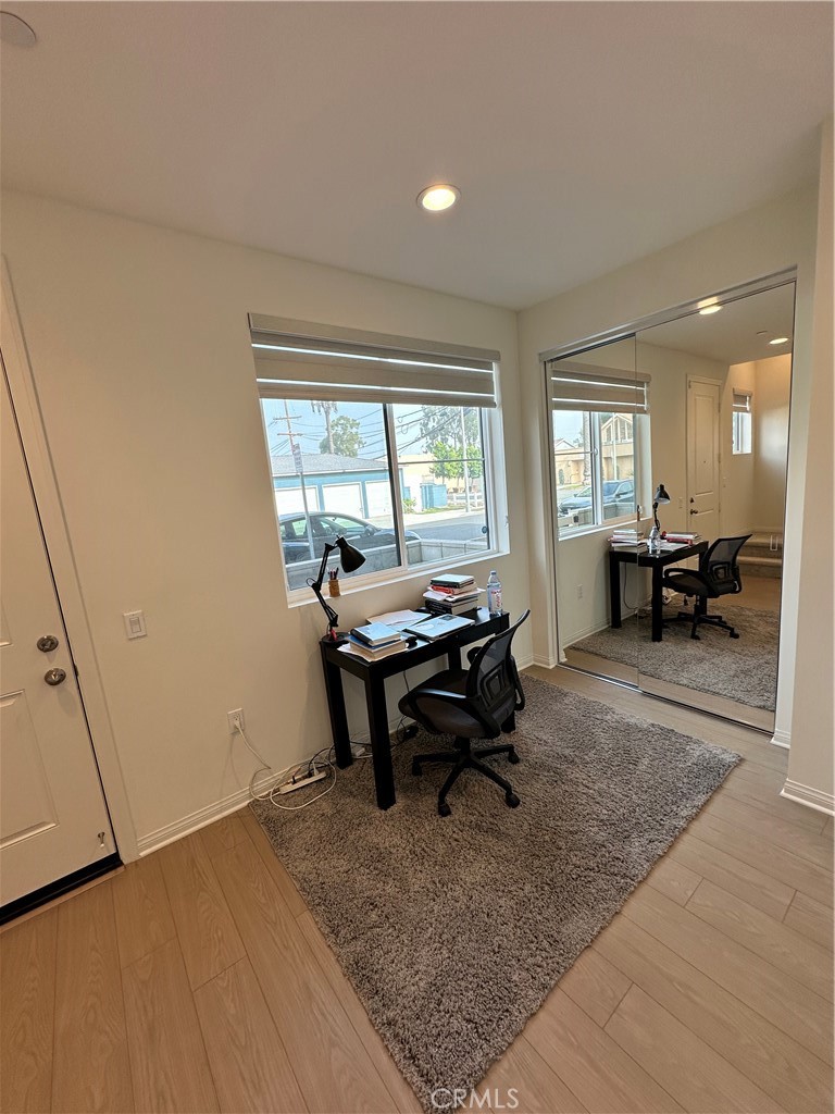5864 Linden Avenue, Unit 3 Long Beach, CA 90805 - Photo 20 of 54 Flex room at the entry with mirror door closet.