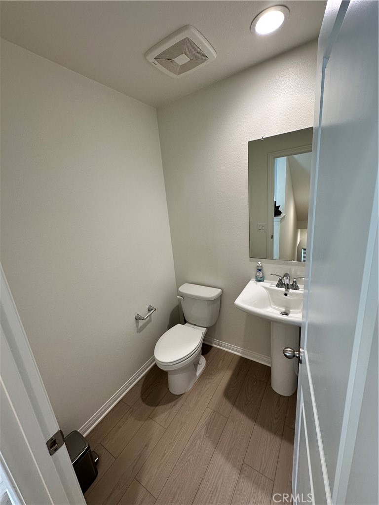 5864 Linden Avenue, Unit 3 Long Beach, CA 90805 - Photo 25 of 54 Guest powder room.