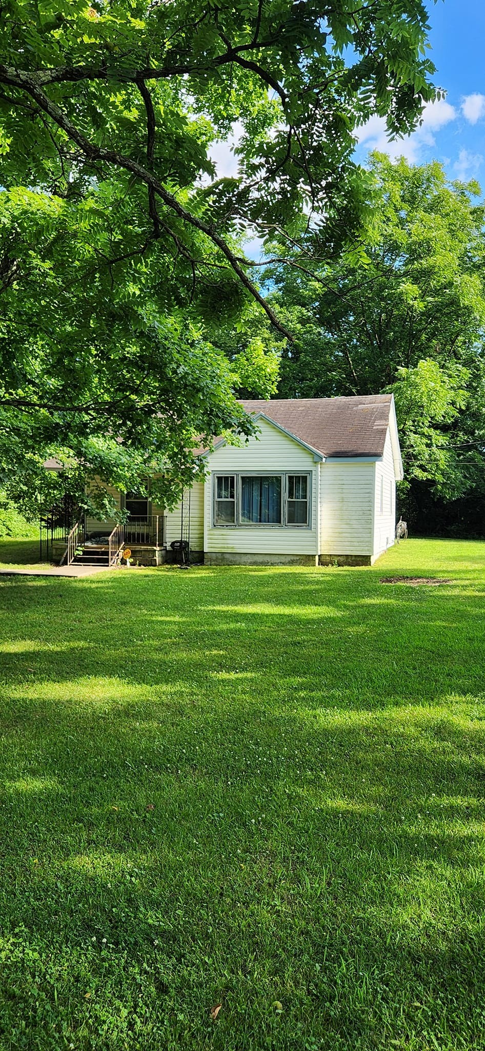 234 Old Trenton Road Clarksville, TN 37040 - Photo 2 of 6 a front view of a house with a garden