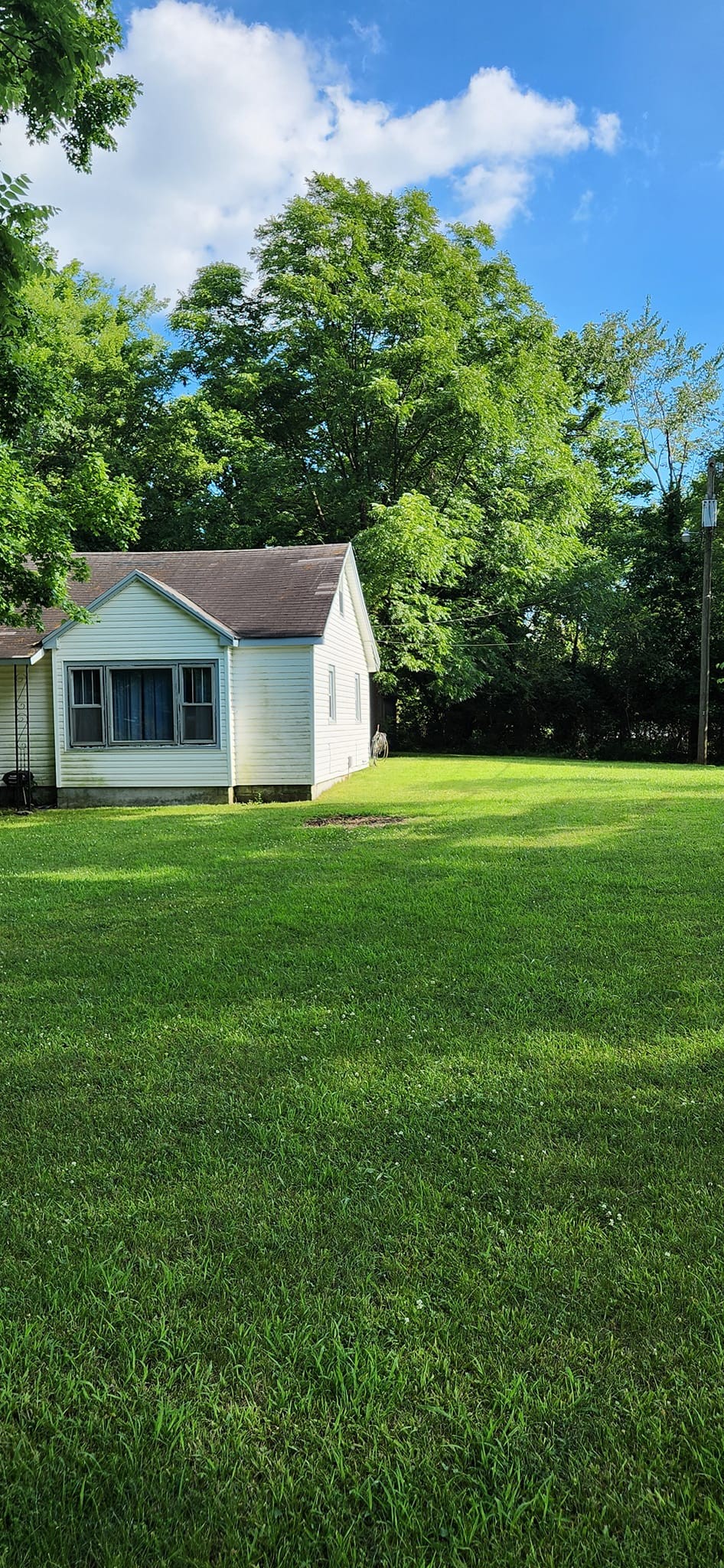 234 Old Trenton Road Clarksville, TN 37040 - Photo 4 of 6 a view of a house with a yard