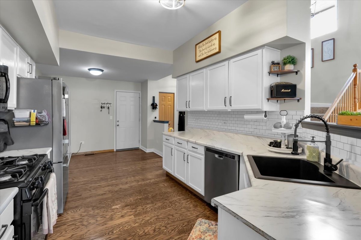 16501 Nottingham Court Lockport, IL 60441 - Photo 11 of 44 a kitchen with stainless steel appliances granite countertop a sink stove and refrigerator