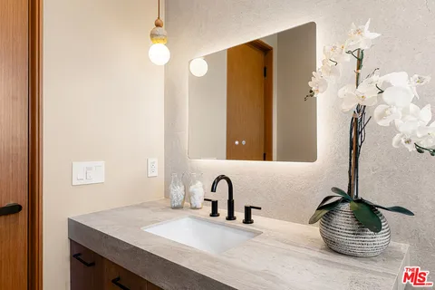 $2,400,000 | 17811 Collins Street, Encino, CA 91316