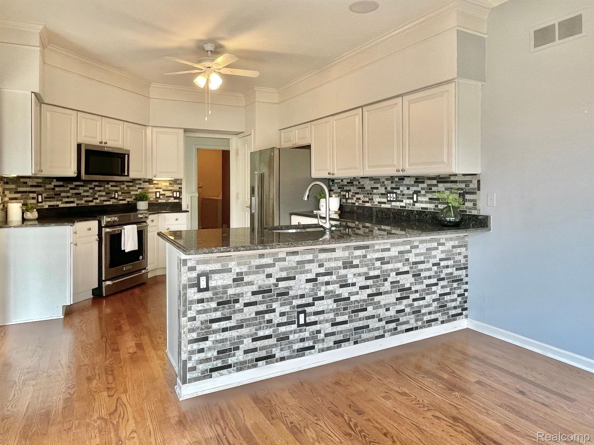 1630 Boulder Court Rochester, MI 48306 - Photo 14 of 40 Counter seating