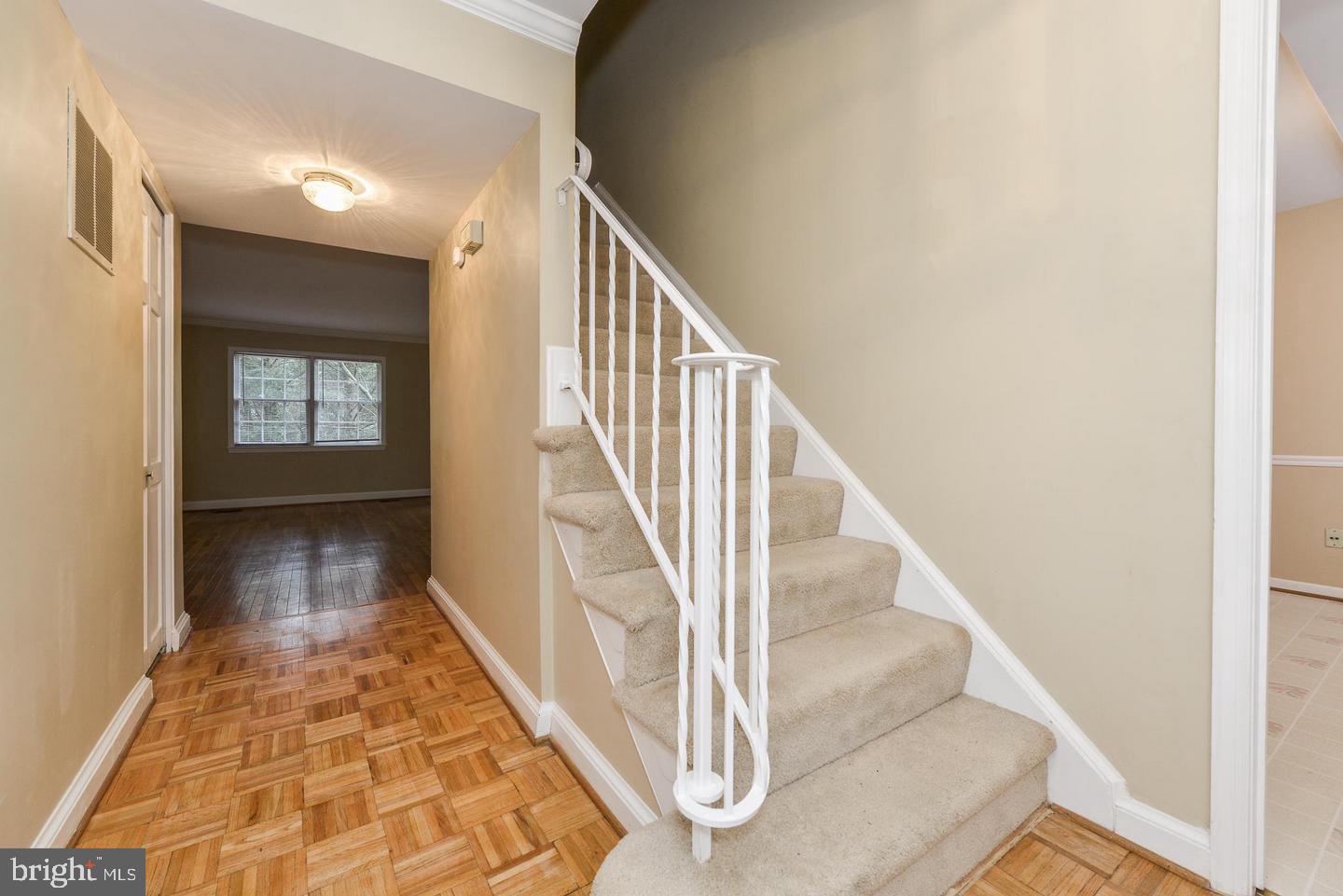 1860 Golf View Court Reston, VA 20190 - Photo 4 of 30 Gallery Image 4
