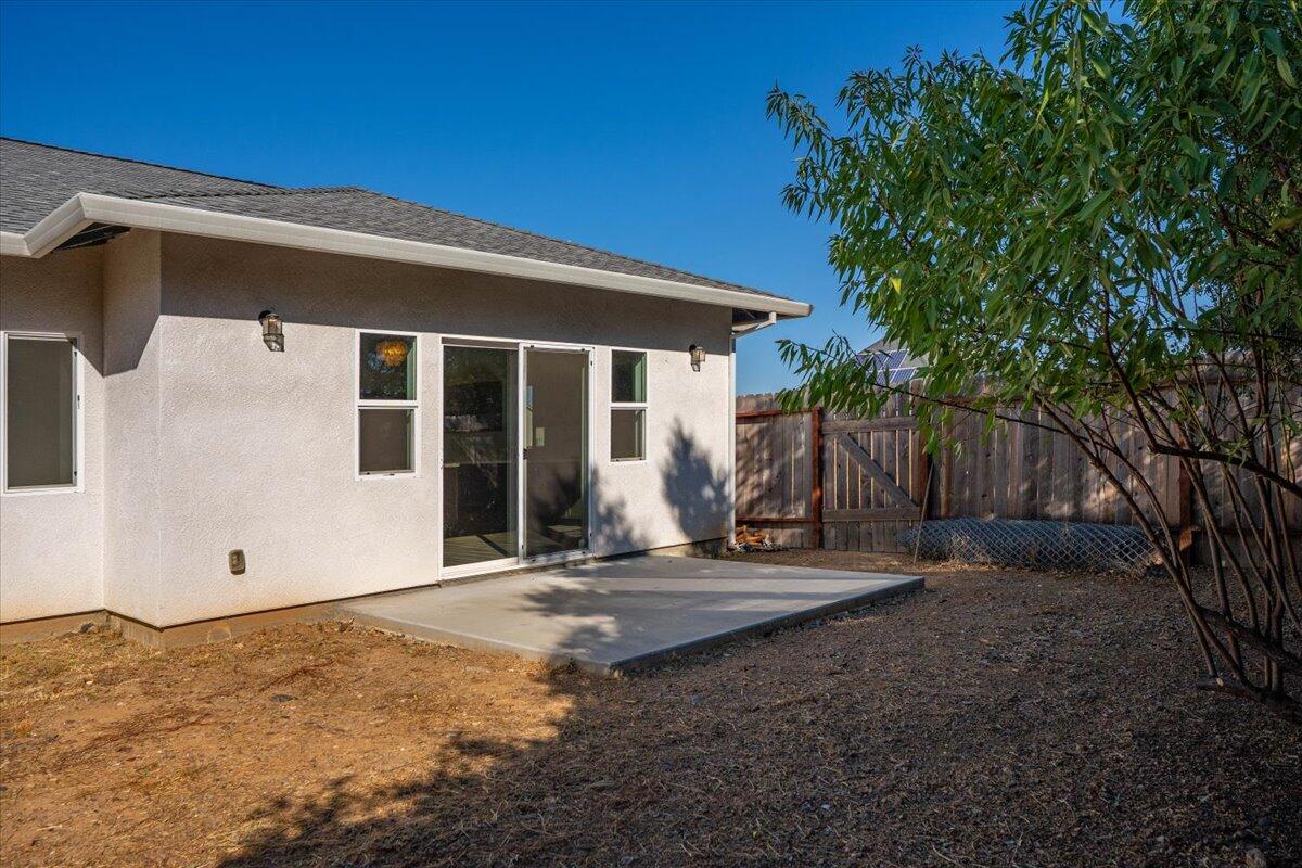 1565 Carl Court Red Bluff, CA 96080 - Photo 47 of 49 a backyard of a house with seating space