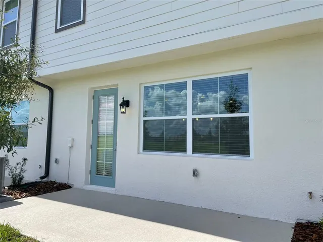 a sign board with white house