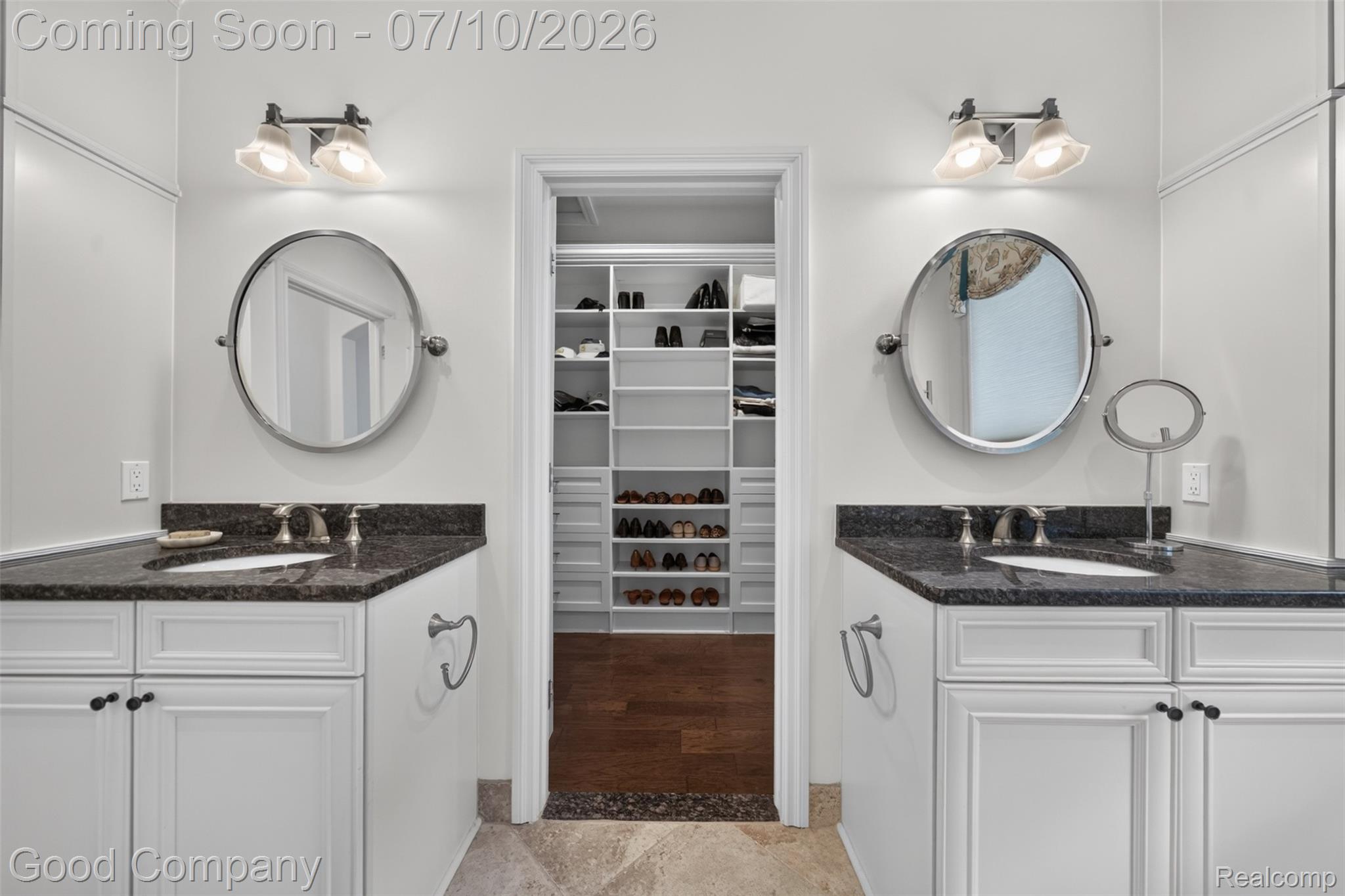 1946 Acorn Glen Rochester, MI 48306 - Photo 43 of 71 PRIMARY BATH VIEW TO WALK IN CLOSET