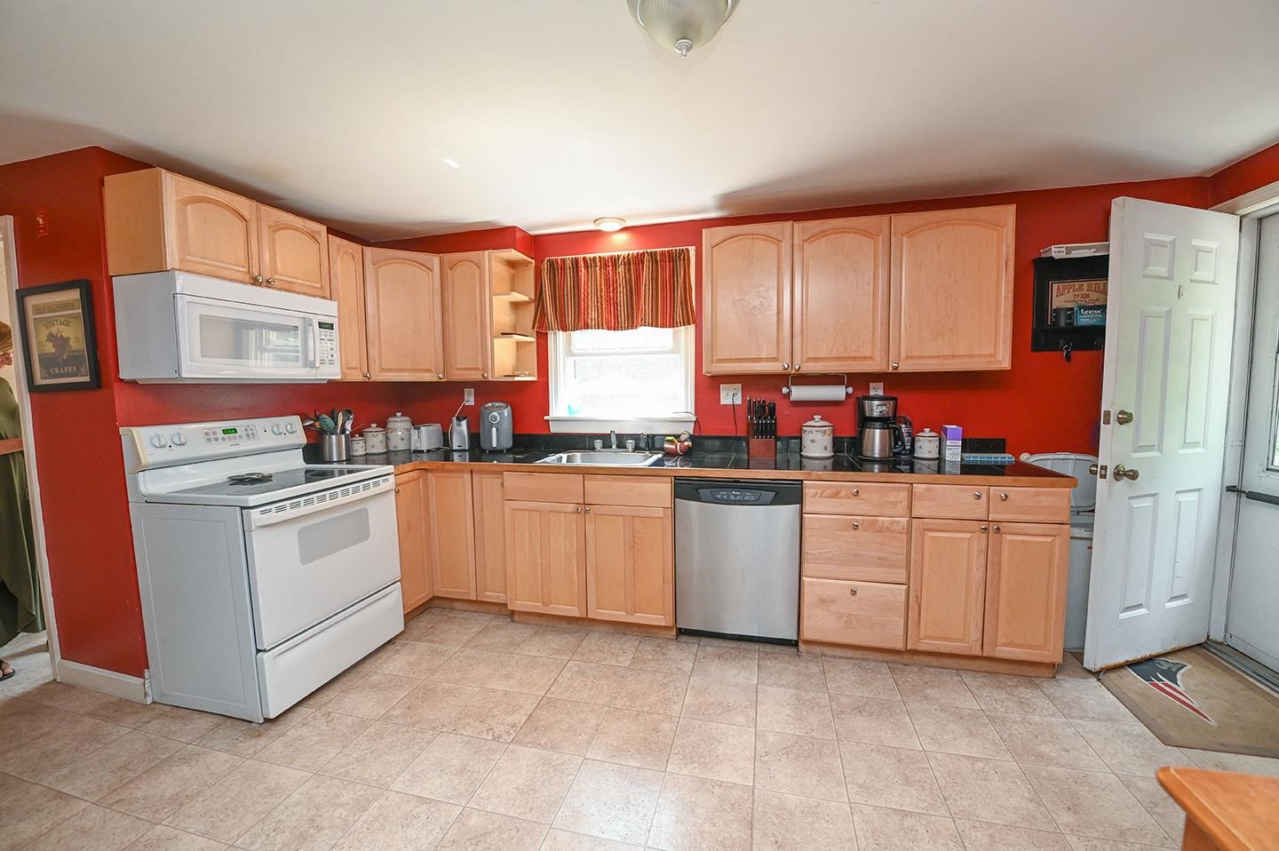 17 English Range Road Derry, NH 03038 - Photo 24 of 33