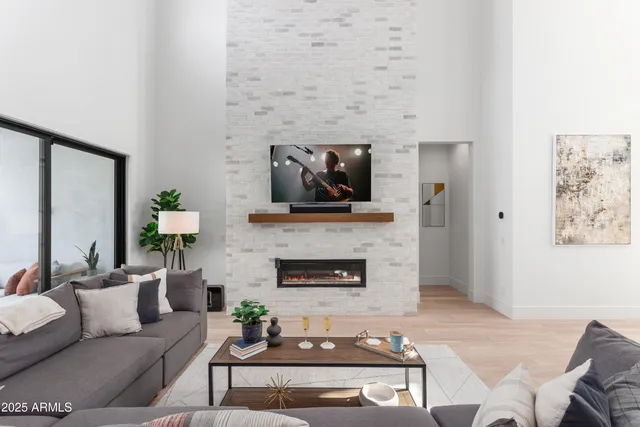 $12,150 | 4007 North 34th Street, Phoenix, AZ 85018