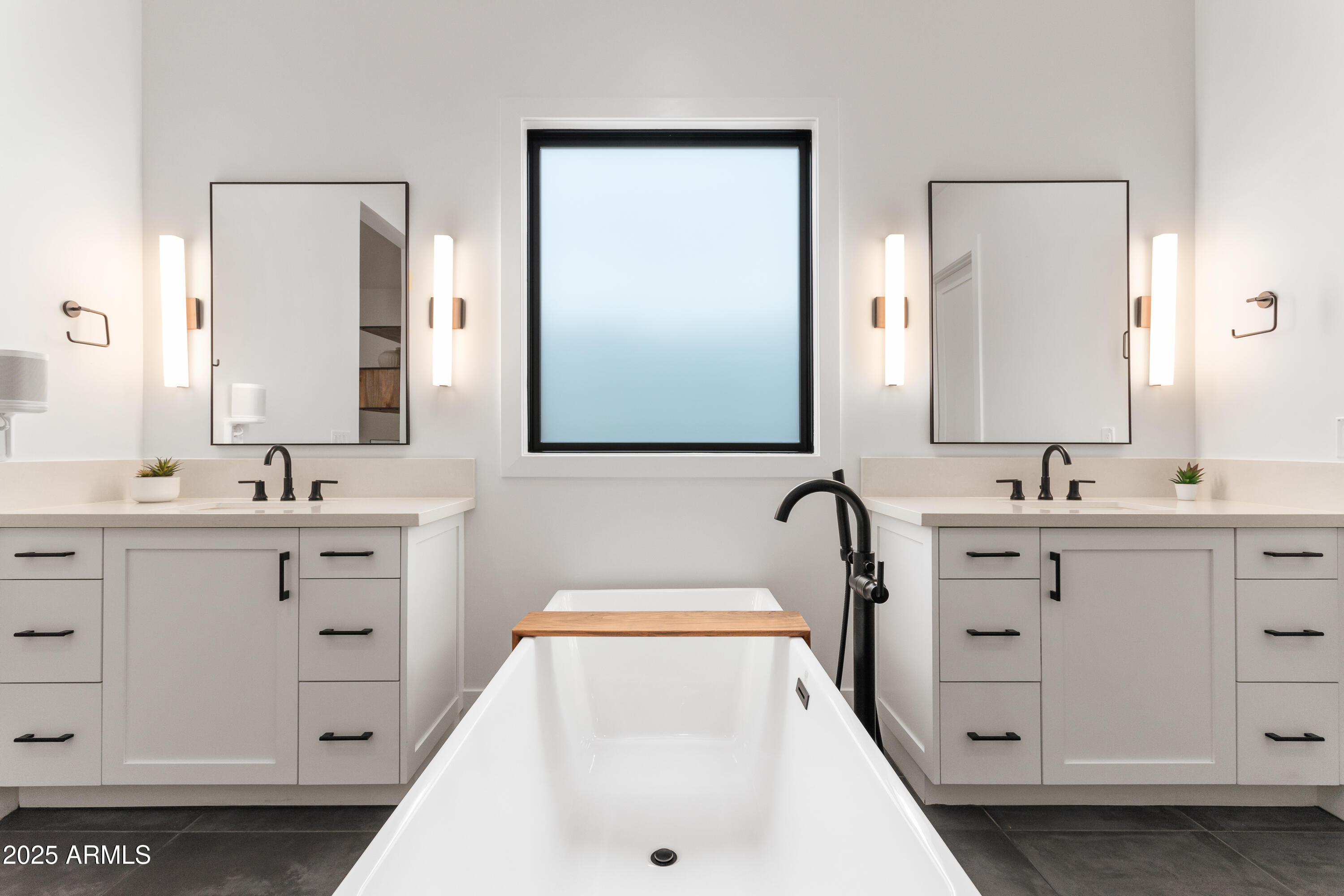 4007 North 34th Street Phoenix, AZ 85018 - Photo 22 of 43 a bathroom with a sink a tub and a mirror