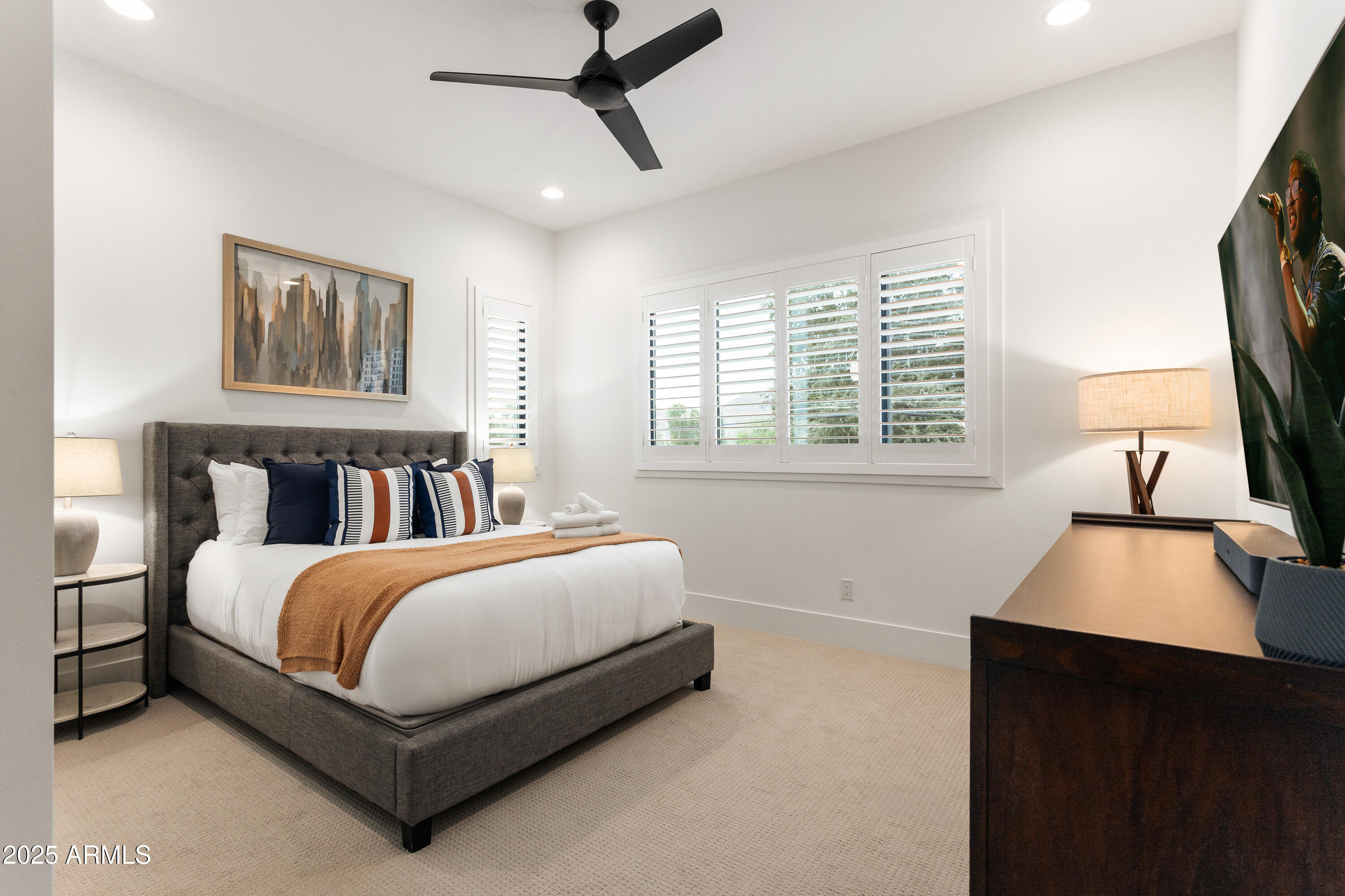 4007 North 34th Street Phoenix, AZ 85018 - Photo 35 of 43 a bedroom with a bed lamp and a window