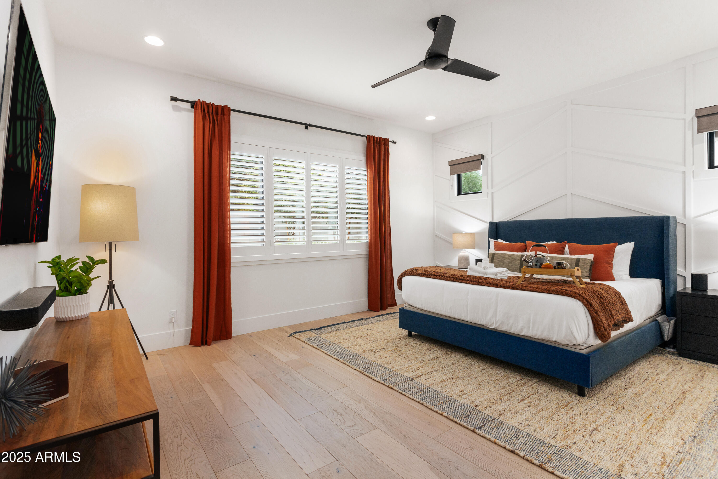 4007 North 34th Street Phoenix, AZ 85018 - Photo 5 of 43 a bedroom with a bed and a potted plant