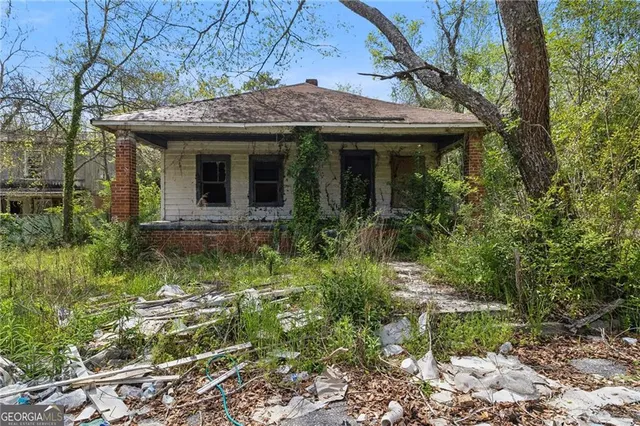 a view of a house with a yard and plants