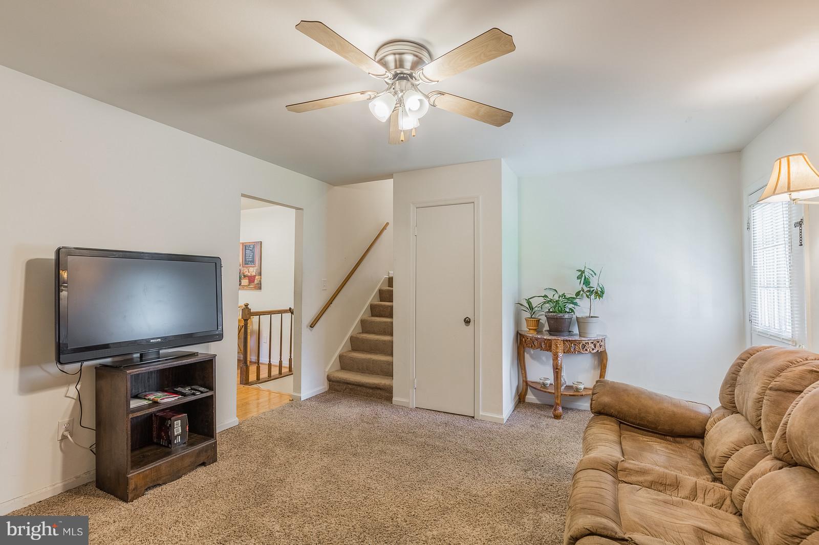 484 Cropp Road Fredericksburg, VA 22406 - Photo 7 of 29 Living Room