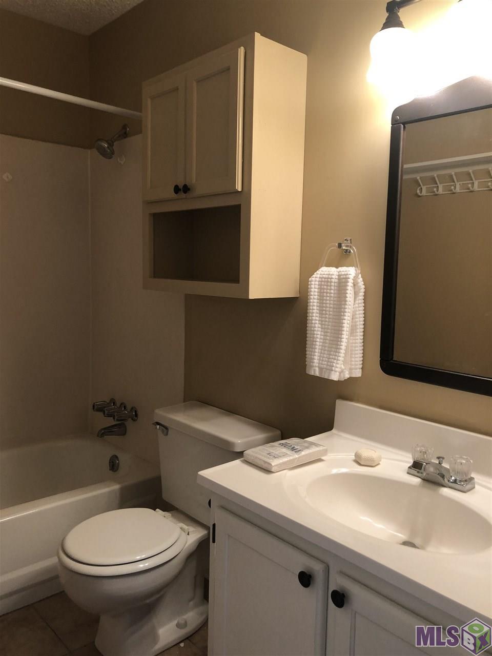 4424 Stumberg Lane Baton Rouge, LA 70816 - Photo 4 of 11 Guest Bath