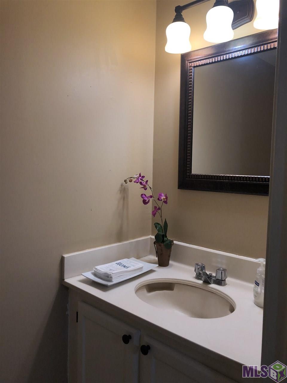 4424 Stumberg Lane Baton Rouge, LA 70816 - Photo 5 of 11 Downstairs half bath