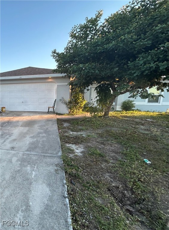 3719 32nd Street Southwest Lehigh Acres, FL 33976 - Photo 2 of 15 a backyard of a house