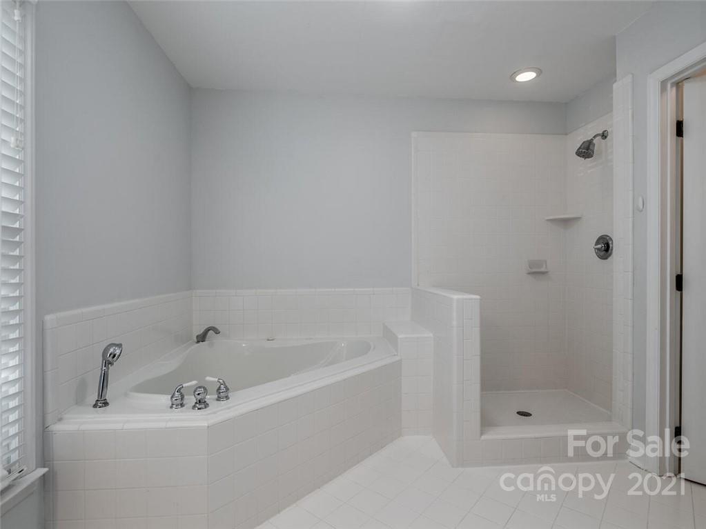 4312 Truscott Road Charlotte, NC 28226 - Photo 20 of 31 a bathroom with a bathtub