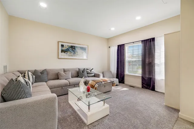 $725,000 | 7 Pondview Circle, Shirley, NY 11967