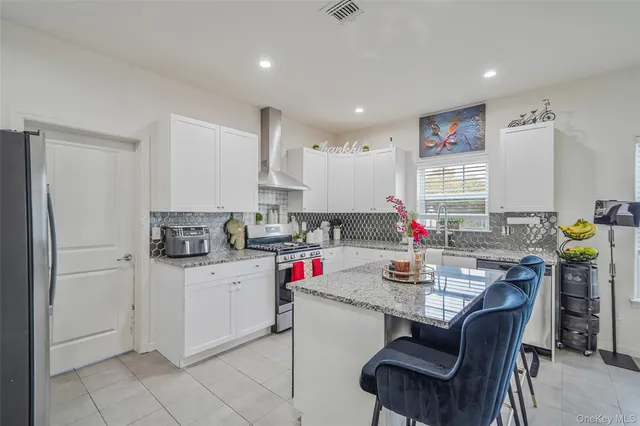 $725,000 | 7 Pondview Circle, Shirley, NY 11967