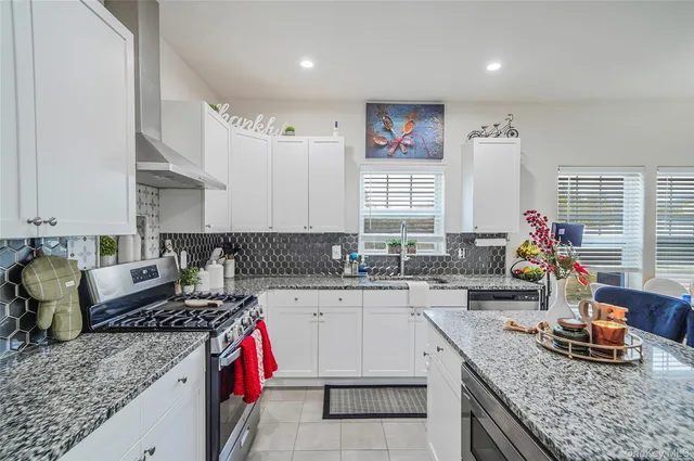 $725,000 | 7 Pondview Circle, Shirley, NY 11967