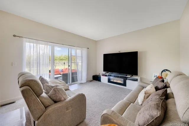 $725,000 | 7 Pondview Circle, Shirley, NY 11967