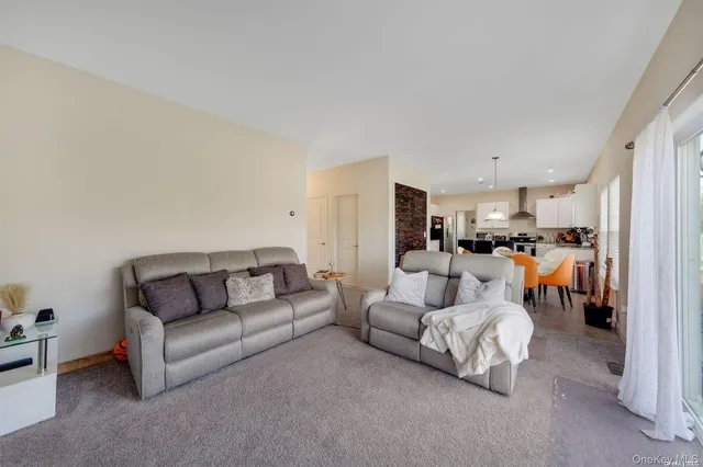 $725,000 | 7 Pondview Circle, Shirley, NY 11967