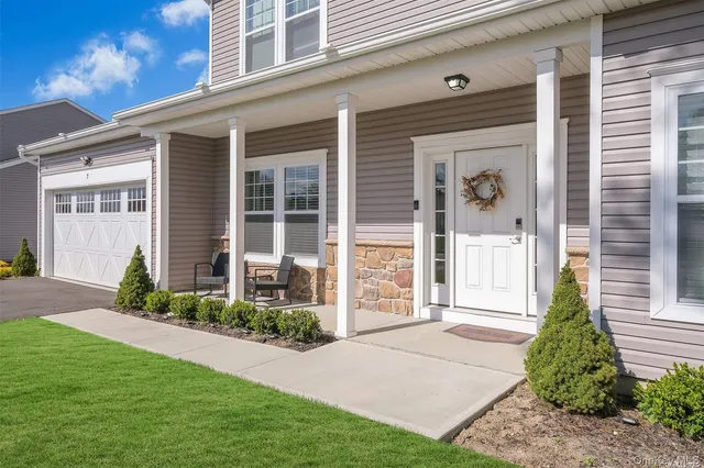 $725,000 | 7 Pondview Circle, Shirley, NY 11967