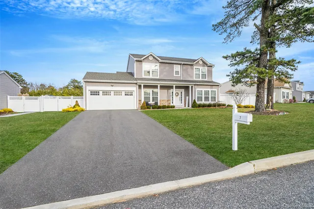 $725,000 | 7 Pondview Circle, Shirley, NY 11967