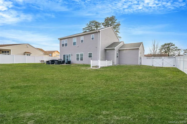 $725,000 | 7 Pondview Circle, Shirley, NY 11967