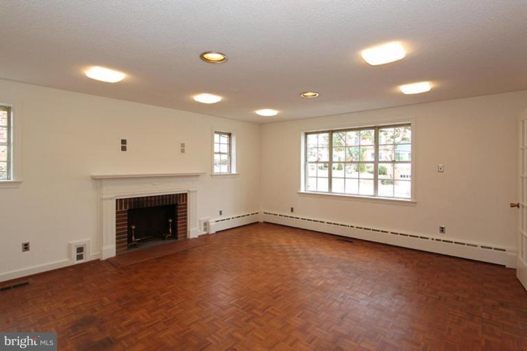5210 Ridgefield Road Bethesda, MD 20816 - Photo 12 of 16 Living Room