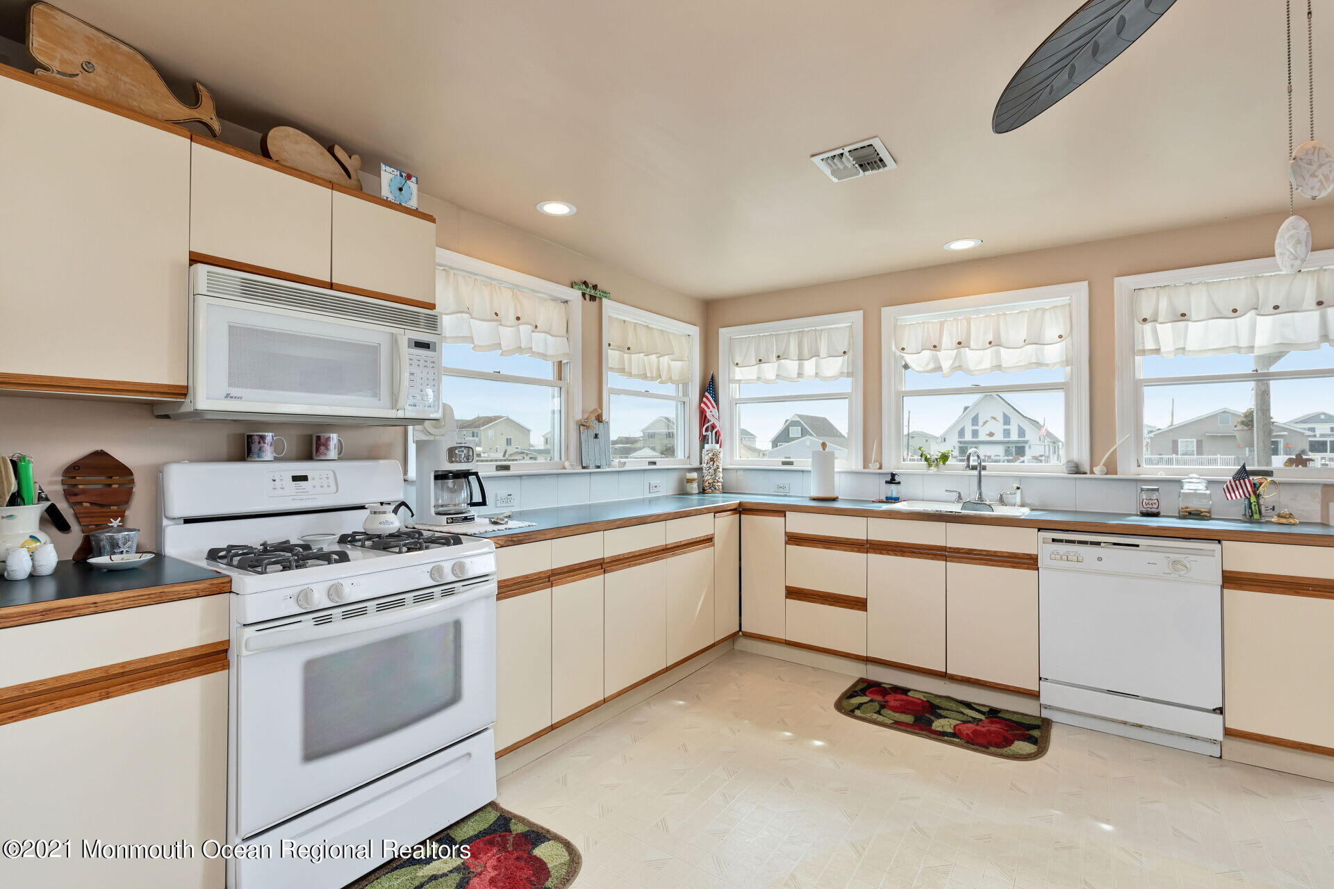 147 Flamingo Road Tuckerton, NJ 08087 - Photo 3 of 15 003-1920x1280-photo