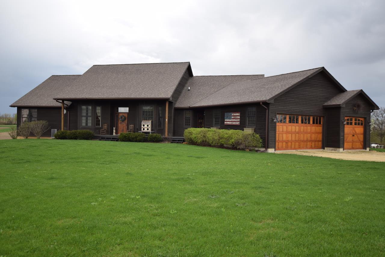 929 East State Line Road Orangeville, IL 61060 - Photo 1 of 25 a front view of a house with a garden