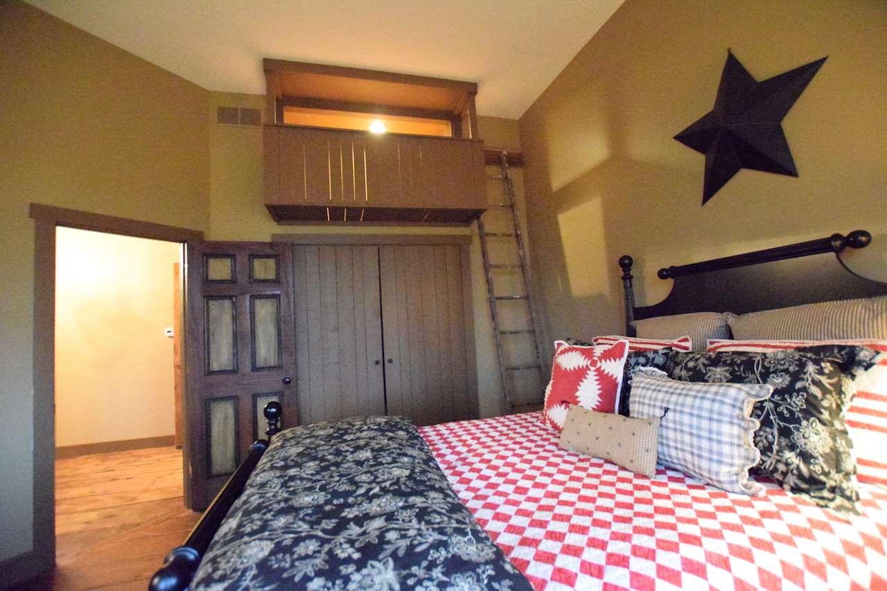 929 East State Line Road Orangeville, IL 61060 - Photo 17 of 25 a bedroom with a bed and cabinets