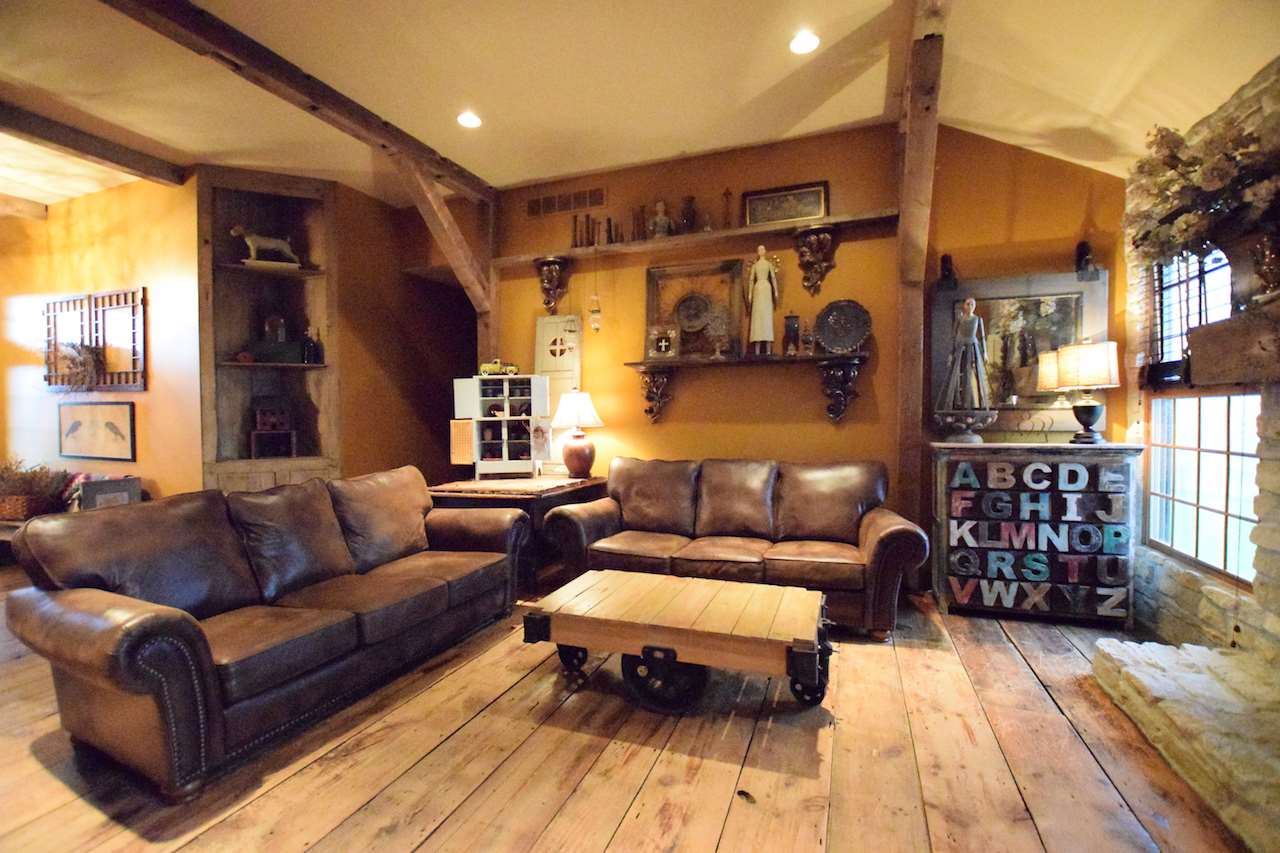 929 East State Line Road Orangeville, IL 61060 - Photo 3 of 25 a living room with furniture and a rug