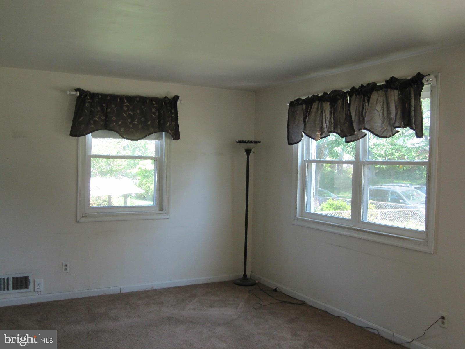 3910 Gannon Road Silver Spring, MD 20902 - Photo 4 of 14 Living Room