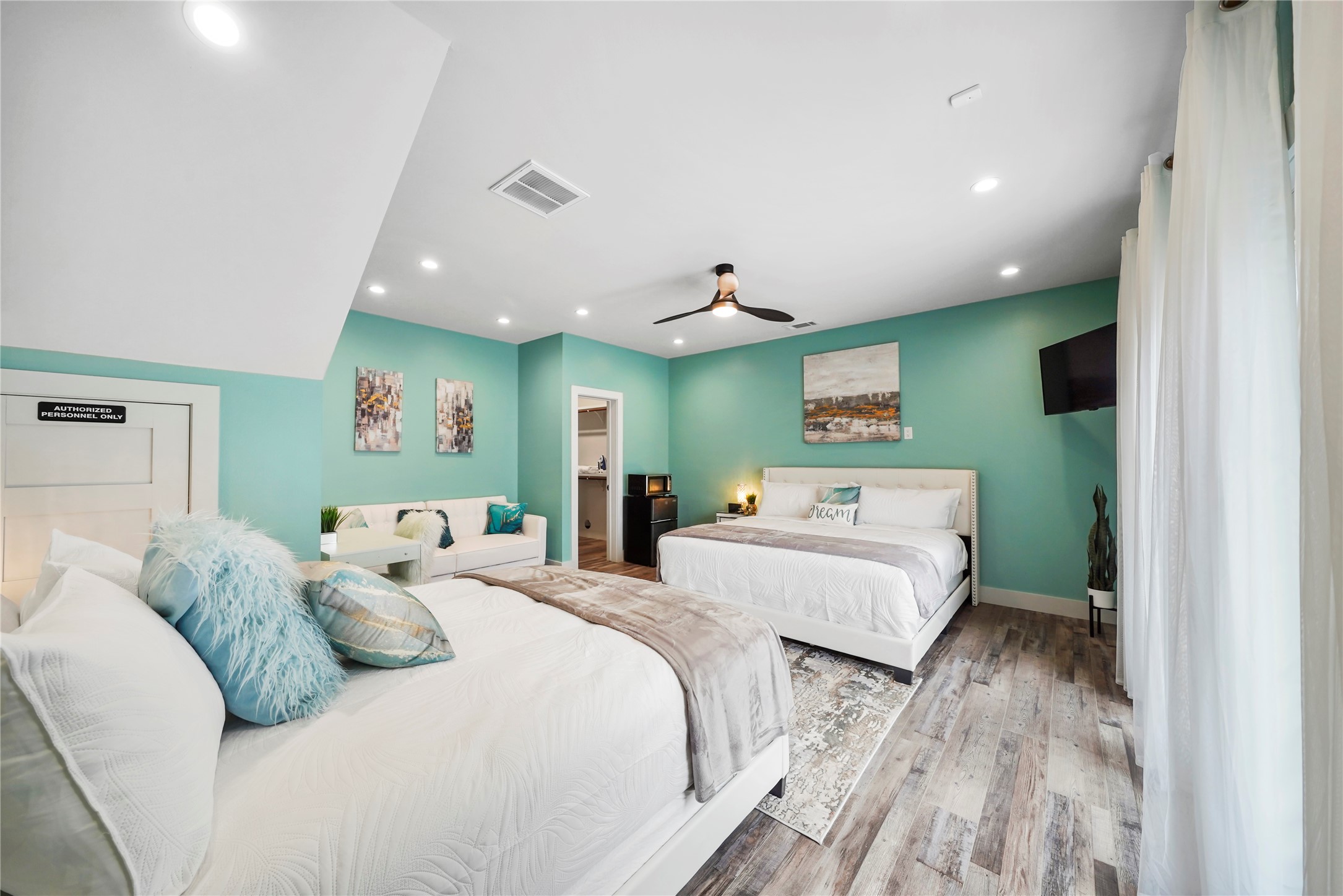 4703 Ward Street Houston, TX 77021 - Photo 19 of 27 Private entry bedroom. Great for mother n law plan.