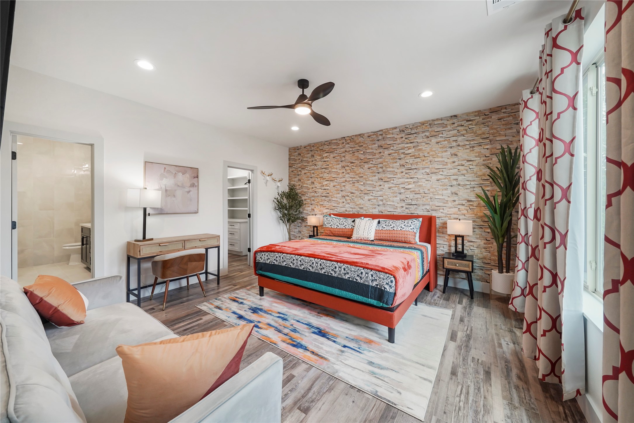 4703 Ward Street Houston, TX 77021 - Photo 7 of 27 Retire for the night in this relaxing queen bed