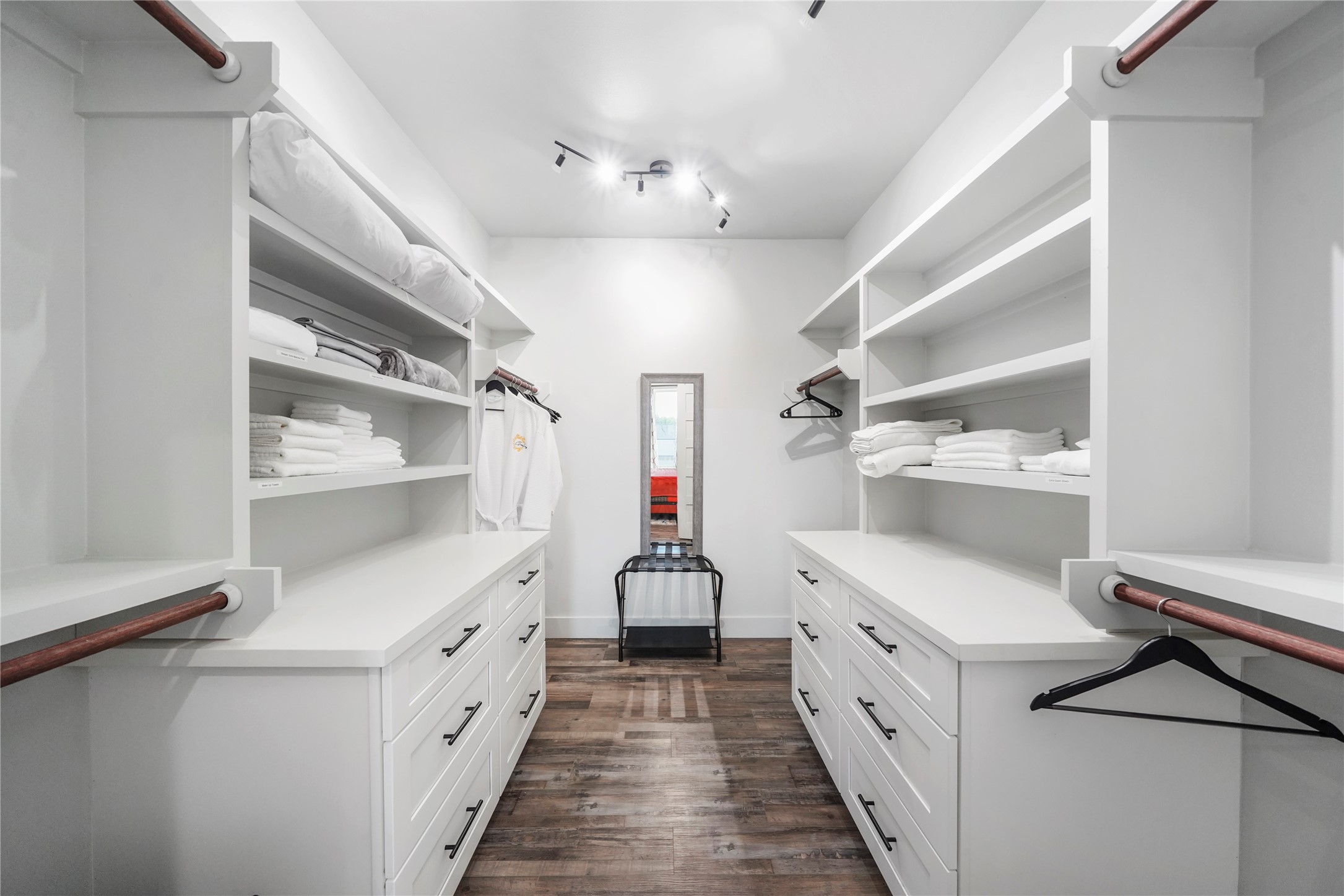 4703 Ward Street Houston, TX 77021 - Photo 8 of 27 Get dressed for success!