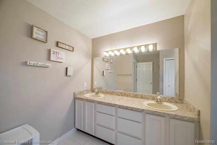 2211 South Shore Court Rochester Hills, MI 48307 - Photo 29 of 48