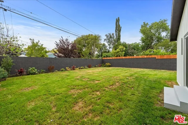 a view of a house with backyard and garden