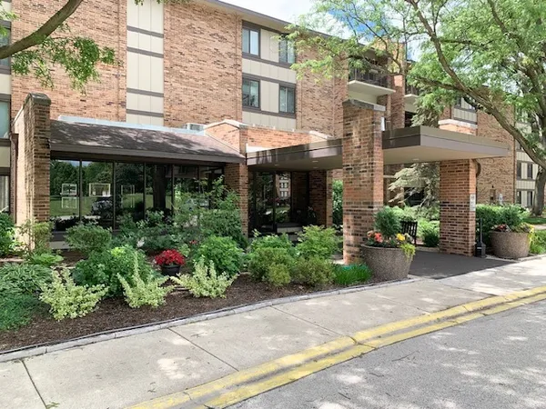 $393,000 | 301 Lake Hinsdale Drive, Unit 209, Willowbrook, IL 60527