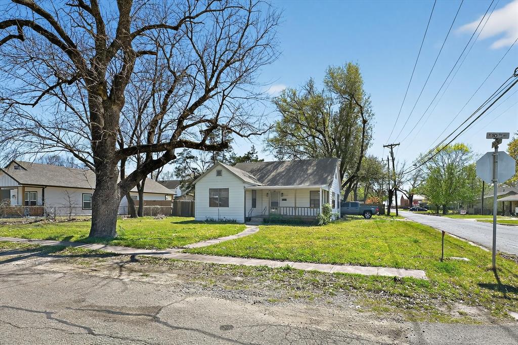 a view of a house with a yard