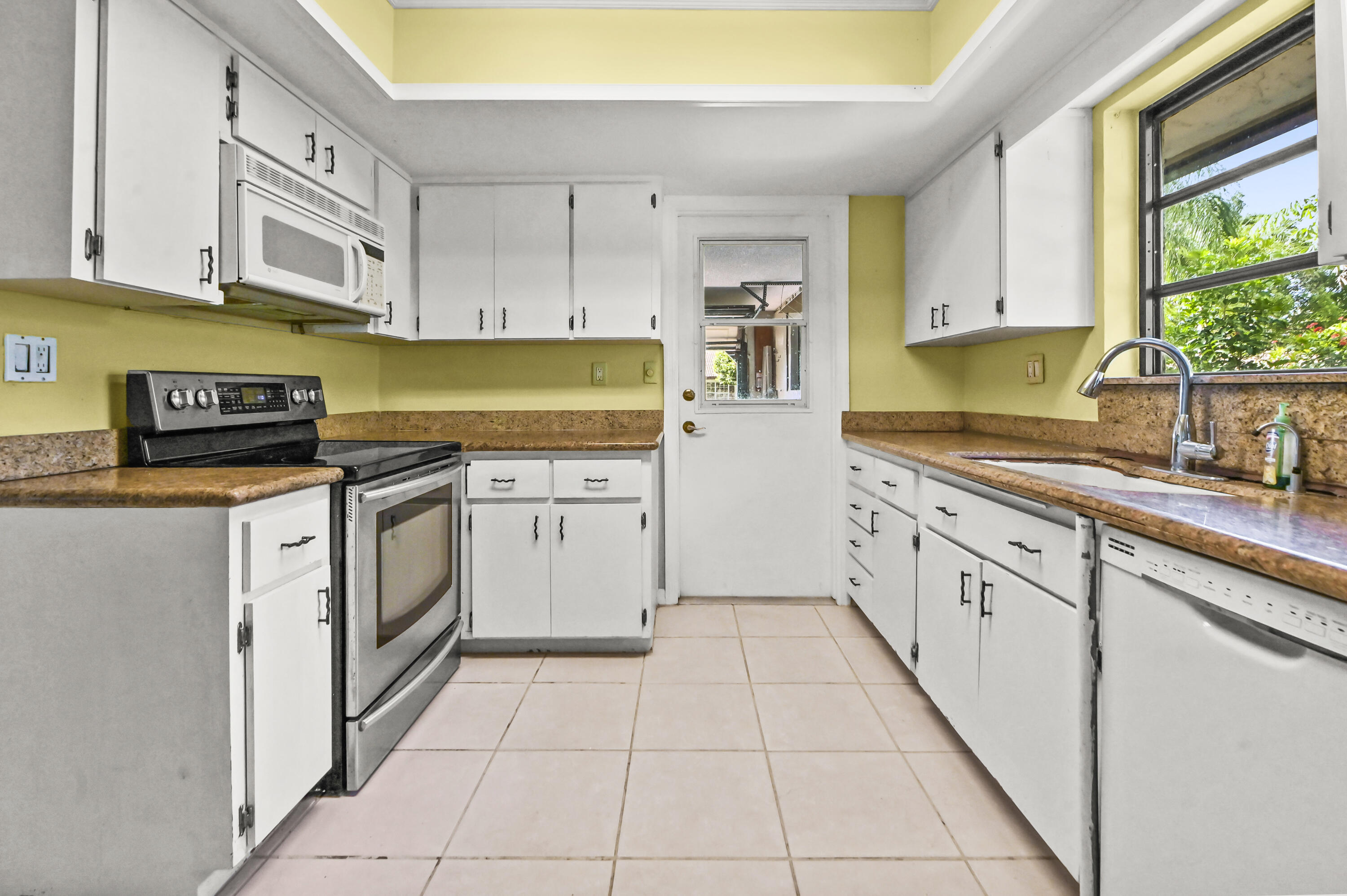 329 Knob Hill Boulevard Boca Raton, FL 33431 - Photo 18 of 35 Kitchen